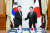윤석열 대통령이 12일(현지시간) 리투아니아 빌뉴스의 한 호텔에서 열린 한일 정상회담에서 기시다 후미오 일본 총리와 기념촬영을 하고 있다. 뉴스1