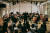 서울 동숭동의 더하우스콘서트가 이달 1일 ‘헤이, 슈베르트’를 첫 공연했다. 김재원이 위 필하모닉과 교향곡 5·8번을 지휘했다. 모든 관객은 마룻바닥에 앉아 음악을 듣는다. [사진 더하우스콘서트]