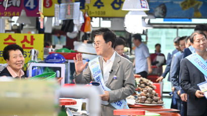 "우리 수산물 안심하고 먹자”…소비 촉진 호소하는 지자체, 전국 수산인들