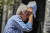13일 그리스 아테네에서 한 노인이 종이로 힘겹게 햇볕을 가리고 있다. AFP=연합뉴스