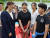 지난 12일 경기도 수원 파장초등학교에서 씨름 선수들을 격려하고 있는 장미란 문화체육관광부 차관(왼쪽). [뉴스1]