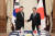 윤석열 대통령이 12일(현지시간) 리투아니아 빌뉴스의 한 호텔에서 열린 한일 정상회담에서 기시다 후미오 일본 총리와 기념촬영을 하고 있다. 사진 대통령실