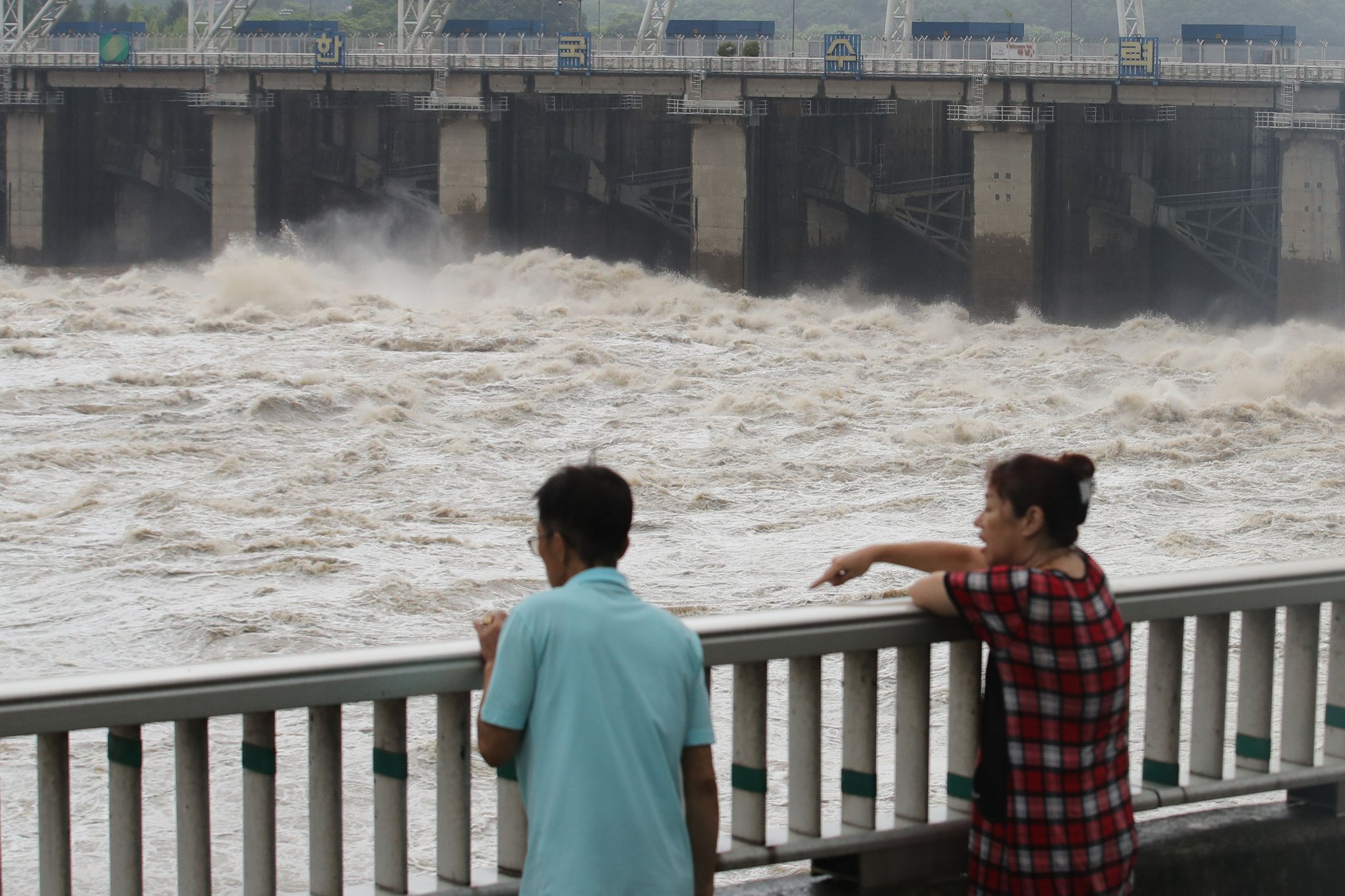 14일 오전 경기 하남시 팔당댐 인근에서 시민들이 집중호우로 방류 중인 댐을 보고 있다. 뉴시스