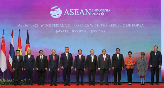 박진 외교부 장관이 13일(한국시간) 인도네시아 자카르타 샹그릴라호텔에서 열린 한·아세안(ASEAN) 외교장관회의에서 아세안 외교 정상들과 기념 촬영을 하는 모습. 공동취재단. 뉴스1.