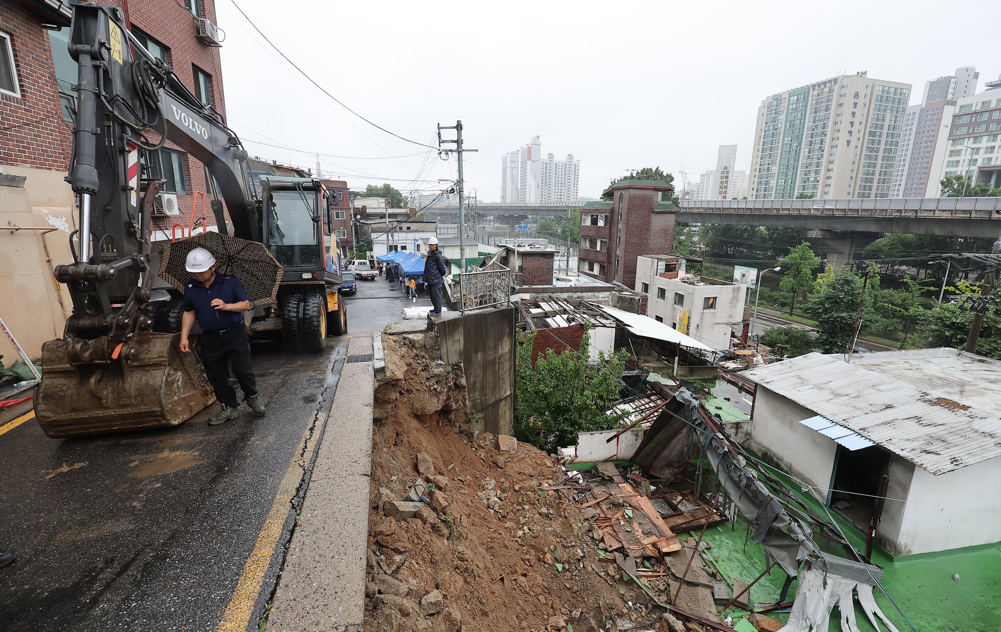 14일 오전 지난밤 폭우로 축대가 무너진 서울 서대문구 연희동 도로가 통제되어 있다. 연합뉴스