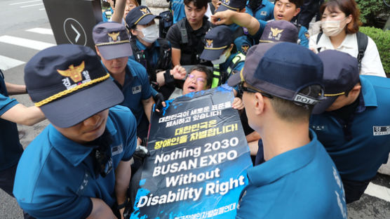 사흘째 버스 기습 시위…박경석 전장연 대표 현행범 체포