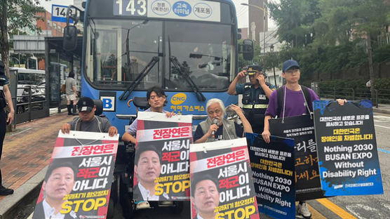 한달도 못간 휴전…전장연 사흘째 버스 시위, 박경석 대표 체포