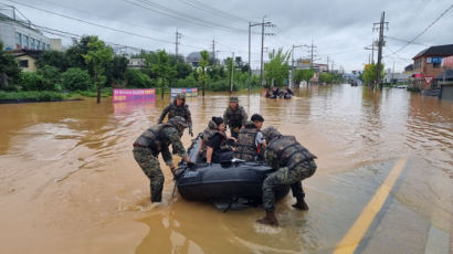 '물폭탄' 충북에 특전사 떴다…폭우에 발묶인 30명 구조 