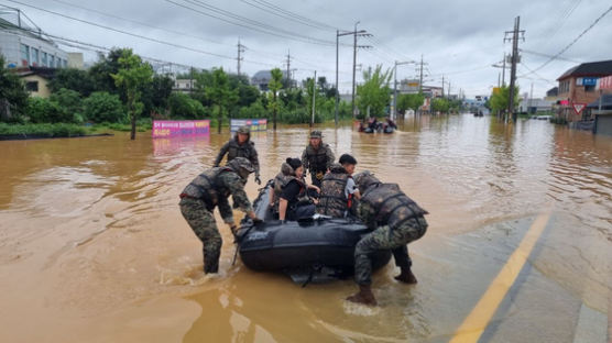 '물폭탄' 충북에 특전사 떴다…폭우에 발묶인 30명 구조 