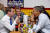 버락 오바마 당시 미국 대통령(오른쪽)이 지난 2010년 6월 드미트리 메드베데프 당시 러시아 대통령과 미국 버지니아주 알링턴의 한 버거 가게에서 햄버거 오찬을 겸한 정상회담을 하고 있다. 연합뉴스