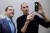 드미트리 메드베데프 당시 러시아 대통령(왼쪽)이 지난 2010년 6월 미국 실리콘밸리를 방문해 애플 CEO 스티브 잡스를 만나 아이폰4에 대한 설명을 듣고 있다. EPA=연합뉴스