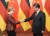 앙겔라 메르켈 독일 총리(왼쪽)가 2015년 중국 베이징 댜오위타이 국빈관에서 시진핑 중국 국가주석과 악수하고 있다. AP=연합뉴스