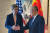 17일(현지시간) 베이징에서 만나 악수하는 존 케리 미국 기후 특사(왼쪽)와 셰전화 중국 기후변화 특별 대표. 로이터=연합뉴스