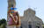 이탈리아의 한 소녀가 16일 시칠리아섬의 한 교회 앞에서 극심한 폭염에 한얼굴과 머리에 물병을 붓고 있다. AFP=연합뉴스