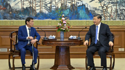 필리핀 친미 행보에 시진핑, 친중 두테르테 전 대통령과 회담