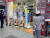지난 13일 낮 일본 도쿄 아키하바라에 있는 포켓몬 카드 거래 매장. 매일 달라지는 포켓몬 카드 시세를 손님들이 확인하고 있다. 김현예 특파원