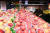 지난 6월 중국 구이저우성의 한 슈퍼마켓에서 한 시민이 과일을 고르고 있다. 신화=연합뉴스