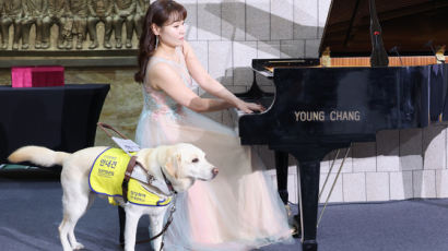 [사진] 김예지 의원, 제헌절 화합의 피아노 연주