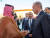 튀르키예의 레제프 타이이프 에르도안 대통령(오른쪽)이 17일(현지시간) 사우디아라비아 제다에서 사우디의 실권자인 무하마드 빈 살만 왕세자를 만나 악수하고 있다. 로이터=연합뉴스