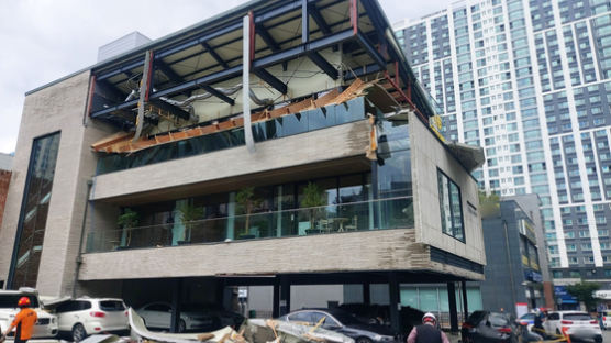 대구 대형 카페 3층 건물 외벽 '와르르'…차량 6대 파손