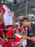 김민재가 바이에른 뮌헨 팬들에게 사인을 해주고 있다. 사진 바이에른 뮌헨 SNS