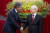 올해 4월 베트남을 방문한 미국의 앤서니 블링컨 국무부 장관(왼쪽)이 베트남 권력 서열 1위인 응우옌푸쫑 베트남 공산당 서기장에게 인사하고 있다. AP=연합뉴스