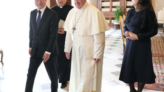 교황청 핵심부서 국장된 한국인 사제…文 바티칸 방문 때 그 사람
