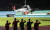 20일 오전 12시47분쯤 경북 예천스타디움에서 수색 중 실종됐다가 숨진 채 발견된 해병 장병을 태운 헬기가 전우들의 경례를 받으며 이륙하고 있다. 연합뉴스