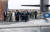 윤석열 대통령과 부인 김건희 여사가 19일 부산 기지에 입항한 미국의 오하이오급 핵추진 전략핵잠수함(SSBN)인 켄터키함(SSBN-737)에 오르고 있다. [사진 청와대사진기자단]