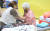 미호강 범람으로 이재민 대피소가 마련된 충북 청주시 오송읍행정복지센터에서 지난 19일 한 자원봉사자가 울고 있는 이재민을 위로하며 옷을 여며주고 있다. 연합뉴스