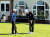 김인경(왼쪽)이 19일(한국시간) 디오픈 개최지인 영국 로열 리버풀 골프장의 연습그린에서 이경훈에게 원포인트 레슨을 해주고 있다. 사진 PGA 투어