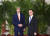 존 케리(왼쪽) 미국 기후 특사가 19일 중국 베이징 인민대회당에서 한정 국가부주석과 만나 악수하고 있다. 신화=연합뉴스