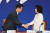 이재멷 대표가 지난달 20일 국회 혁신기구 1차회의에서 김은경 위원장과 인사하고 있다. 김현동 기자