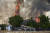 지난 18일 그리스 코린트 루트라키에 산불이 발생해 인근 주택가를 위협하고 있다. 야생 지역과 도시 사이의 경계지역은 산불이 자주 발생하고 피해 위험이 큰 곳으로 꼽힌다. EPA=연합뉴스