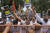 인도 동북부 마니푸르주에서 여성 2명이 성폭행 당하는 영상이 공개된 뒤 인도 뉴델리 국회의사당 인근에서 청년들이 이에 분노한 시위를 벌이고 있다. AP=연합뉴스