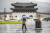 서울 전역에 호우주의보가 내려진 23일 오전 서울 종로구 광화문광장 인근에서 우산을 쓴 시민들이 이동하고 있다. 뉴시스
