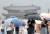 서울 전역에 호우주의보가 발효 중인 23일 오전 서울 광화문광장에서 시민들이 우산을 쓴 채 걸어가고 있다. 연합뉴스
