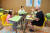 남아공에서 온 안산화정영어마을 원어민 선생님 루디(맨 오른쪽)와 영어로 이야기하고 있는 김태연(왼쪽) 학생모델과 이유민 학생기자.