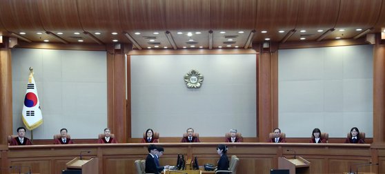 지난 20일 유남석 헌법재판소장과 헌법재판관들이 헌법재판소 대심판정에 자리하고 있는 모습. [뉴스1]