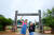 폐교를 예술·농촌 체험 공간으로 바꾼 화성창문아트센터를 방문한 이유민(왼쪽) 학생기자와 김태연 학생모델.