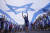 24일(현지시간) 베냐민 네타냐후 총리가 주도하는 이스라엘 정부가 ‘사법장악안’을 추진하는 데 맞서 시위에 나선 시민들이 이스라엘 국기를 펼쳐 보이고 있다. AP=연합뉴스