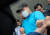 ‘신림동 칼부림’ 피의자 조모씨가 23일 구속 전 피의자 심문(영장실질심사)에 출석하기 위해 서울 관악경찰서에서 호송차로 향하고 있다.뉴스1