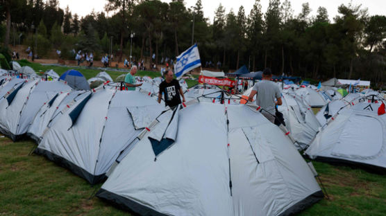 '텐트 시위대' 등장한 이스라엘…美바이든 “네타냐후, 서두르지마” 경고