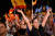 스페인 제1야당인 중도 우파 국민당을 지지하는 사람들이 23일 밤 스페인 총선이 끝난 후 마드리드의 PP 본부 밖에서 스페인 국기와 PP 깃발을 흔들고 있다 AFP=연합뉴스