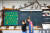 생태체험실에 있는 오래된 칠판에 분필로 각자 이름을 적어본 김태연(왼쪽) 학생모델과 이유민 학생기자.