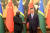 지난 7월 시진핑 중국 국가주석(오른쪽)과 므낫세 소가바레 솔로몬 제도 총리가 중국 베이징 인민대회당에서 악수하고 있다. 로이터=연합뉴스