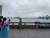 지난 14일 중국 단둥의 압록강변에서 중국 관광객이 한복을 입고 압록강 철교를 배경으로 기념사진을 찍고 있다. 단둥=신경진 특파원 