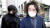 방송인 김어준 씨(오른쪽)와 주진우 전 기자가 지난 2월 서울 서초구 서울고등법원에서 열린 선거법 위반 관련 2심 선고 공판을 마친 뒤 입장 표명 없이 법원을 나서고 있다. 뉴스1