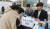 지난 3월 23일 서울 종로구 청계천 관통교 인근에서 열린 청년 전세사기 예방 현장 캠페인에서 시민들이 전세 관련 상담을 받고 있다. 뉴스1