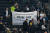 토트넘 구단에 항의하는 토트넘 팬들. 루이스 구단주는 영국 6위 부호이지만 구단에 대한 투자가 부족해 팬들로부터 비난을 받아왔다. 사진은 지난 4월 경기장에서의 장면. AFP=연합뉴스